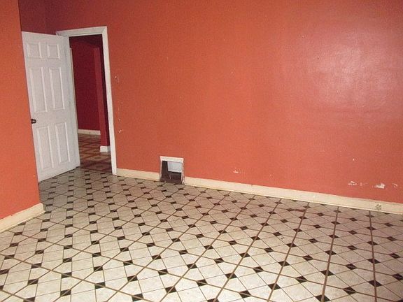 5th image of 718 S Victory St