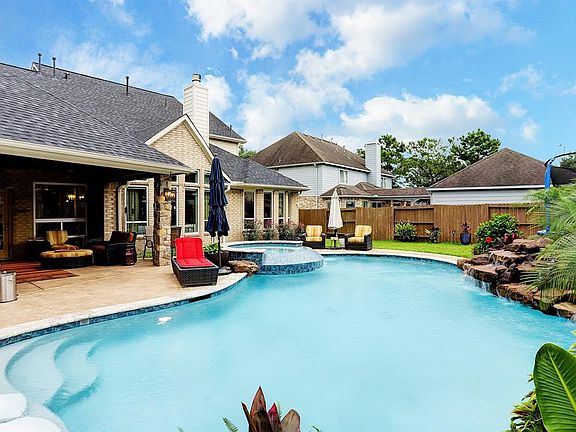 You will love the fantastic location of this home since itâs near HWY 99, I10, shops, restaurants and more. Search no further, your dream home awaits!