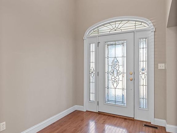 3rd image of 402 Lee Ave