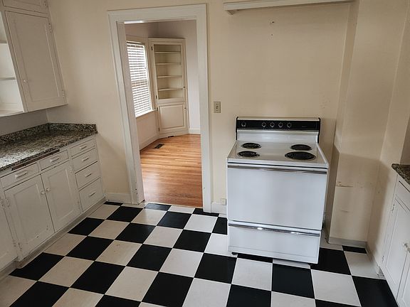 3rd image of 21 Vancouver Ave