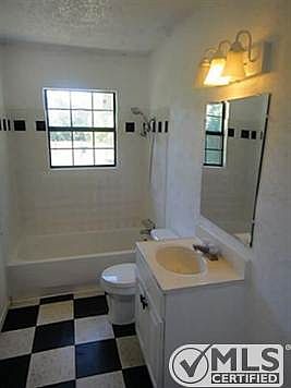 5th image of 742 W Gross St