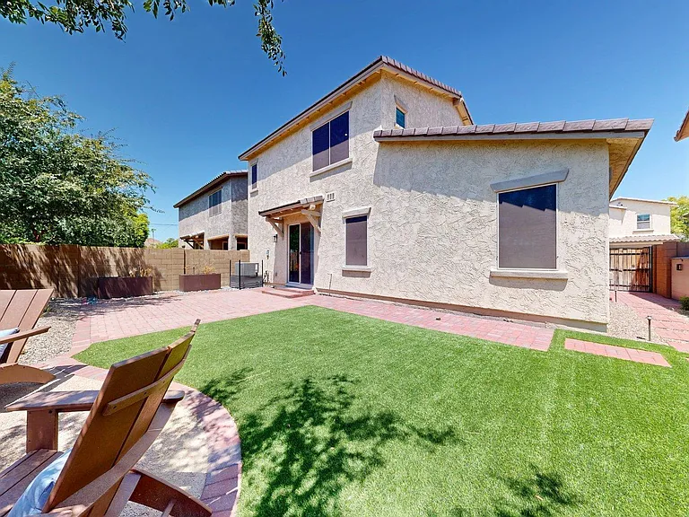 209 E Beatryce St — Photo 3