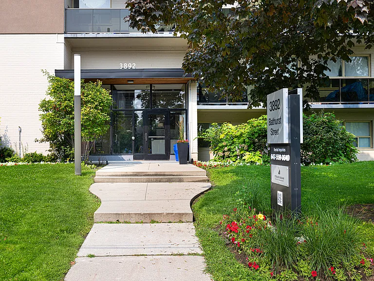 3892 Bathurst St — Photo 9