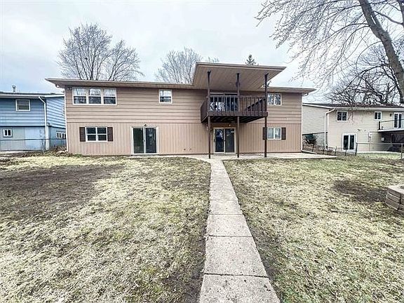 4th image of 467 Rohr St