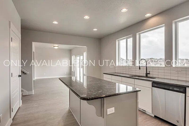 3 bed, 2.5 bath, 2725 sqft, $2,425 — Photo 3