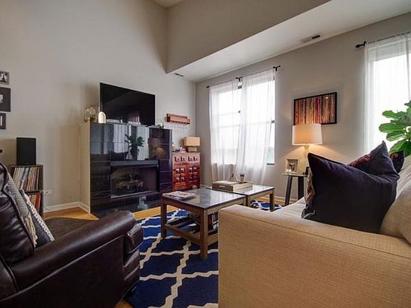 4th image of 2509 N Milwaukee Ave #3