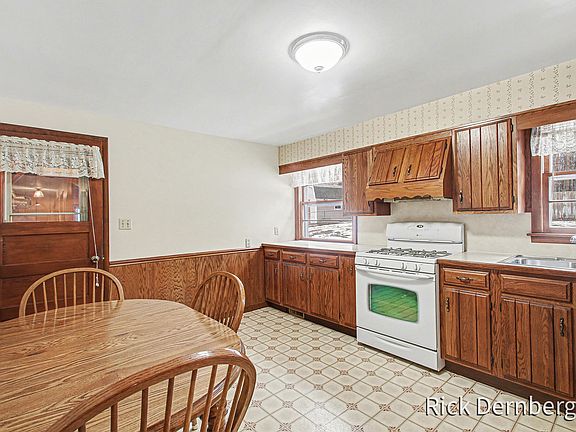 3rd image of 611 Hayes St