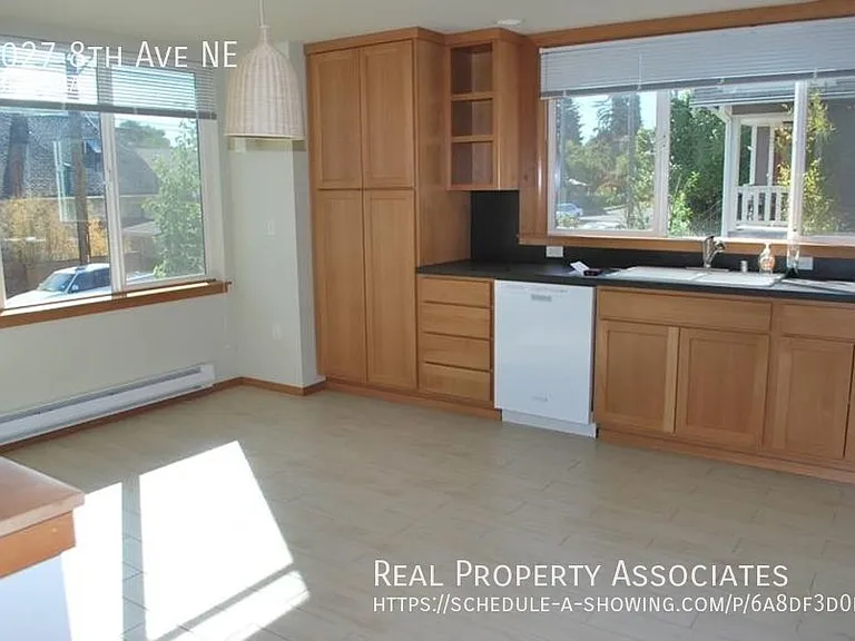 6027 8th Ave NE — Photo 4