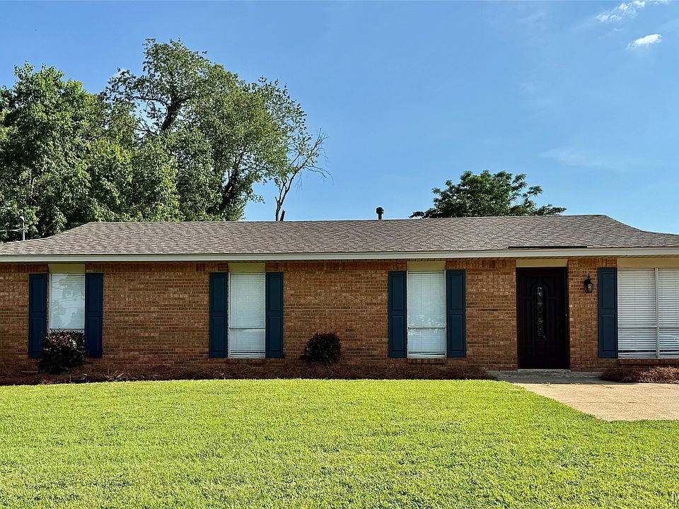 1st image of 207 Magnolia Dr
