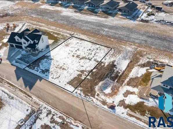 225 Central Park Ct, Harrisburg, SD 57032