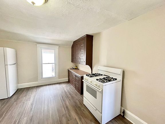 4th image of 841-843 Bond St