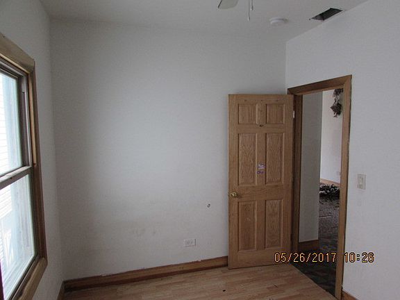 3rd image of 9318 S Escanaba Ave