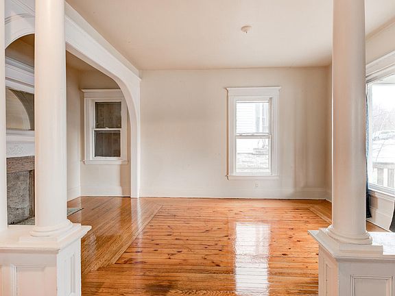 4th image of 221 Amherst Ave