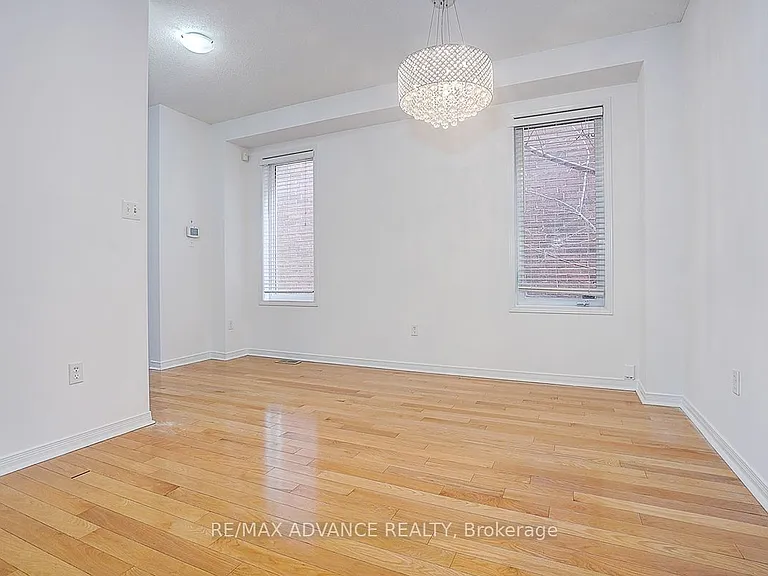 137 Laramie Cres — Photo 5