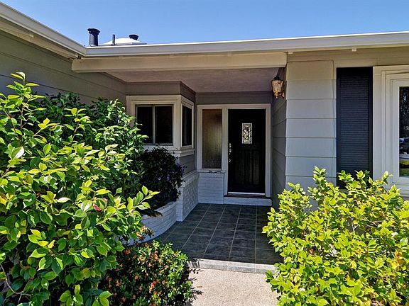 4th image of 1060 Laureles Dr