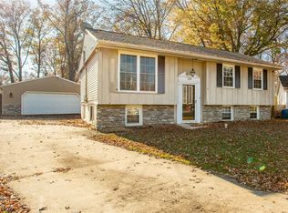 1128 Oakwood Dr, Vermilion, OH 44089