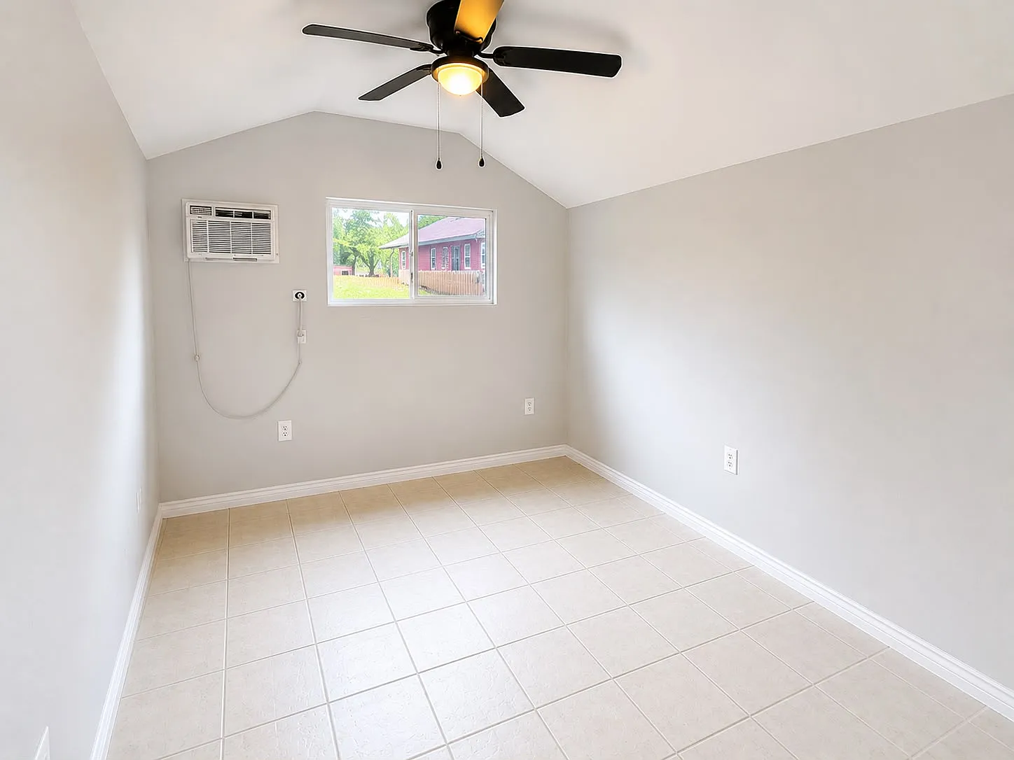1120 N Harrison Ave — Photo 2
