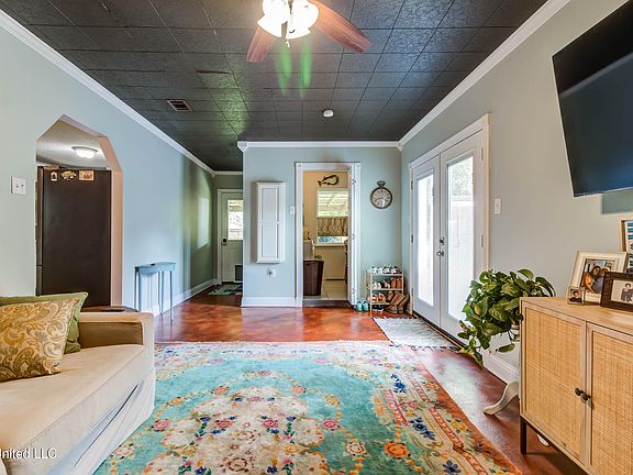 4th image of 450 Whispering Pine Dr