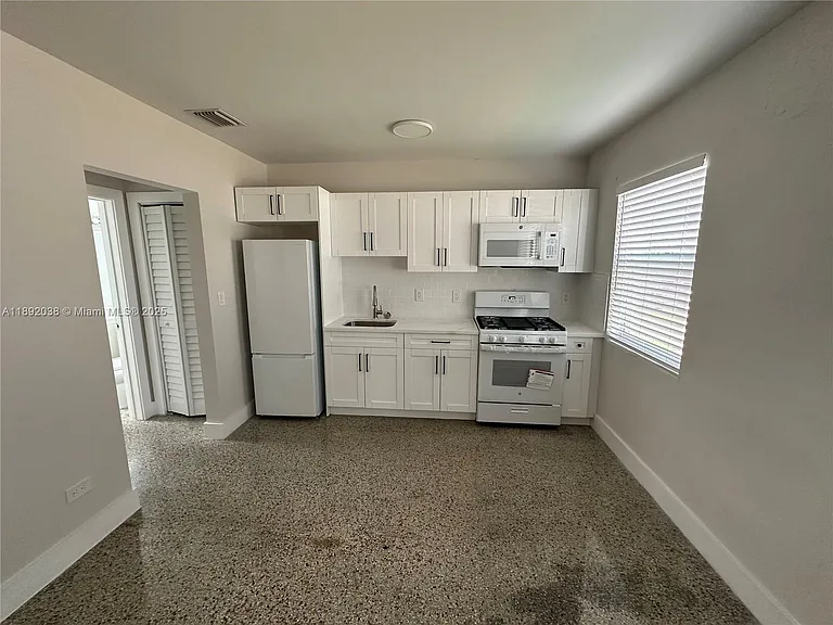 211 SW 18th Ave #2 — Photo 2