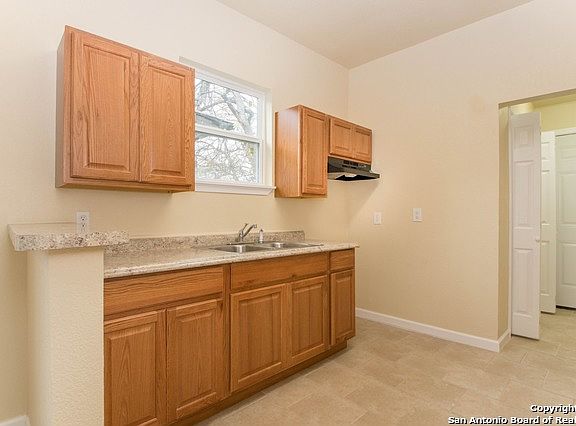 4th image of 1025 Menchaca St