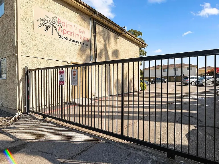 Automatic drive thru gate