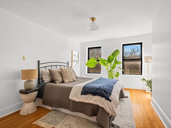 4th image of 311 E 10th St APT 4A
