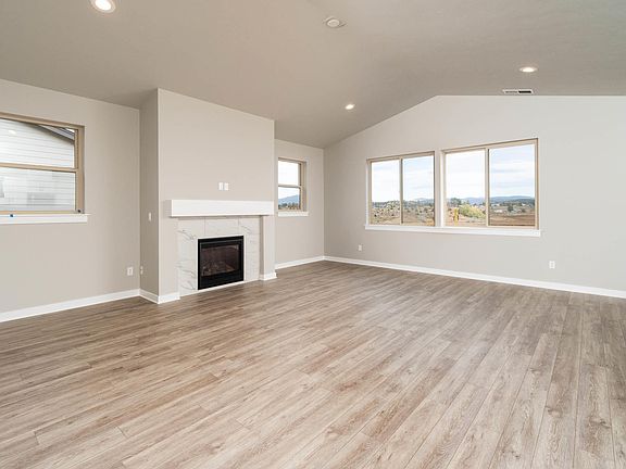 5th image of 1098 Op167 Ne Henry Dr