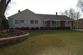 820 Balmoral Dr photo 1