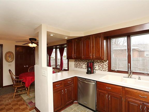 4th image of 305 Clearfield Dr