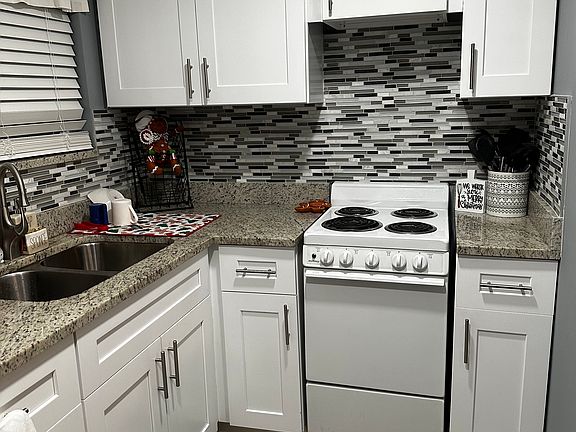 4th image of 815 SW 17th St #2