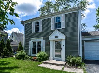 3S284 Blackthorn Ln, Warrenville, IL 60555