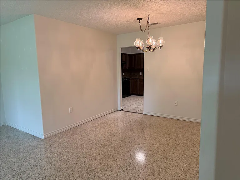 3011 Longwood Ln — Photo 4