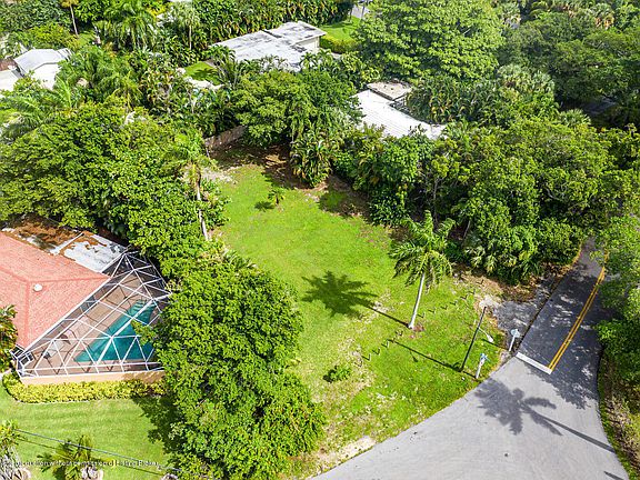 2nd image of 722 S Atlantic Dr