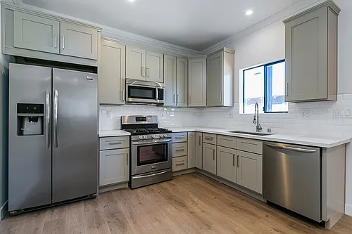 1008 Waterloo St Photo 1