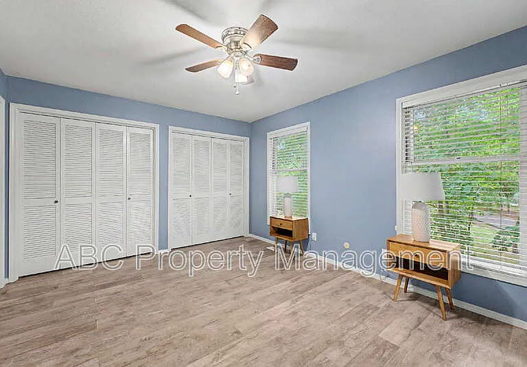 2 William Ln — Photo 10