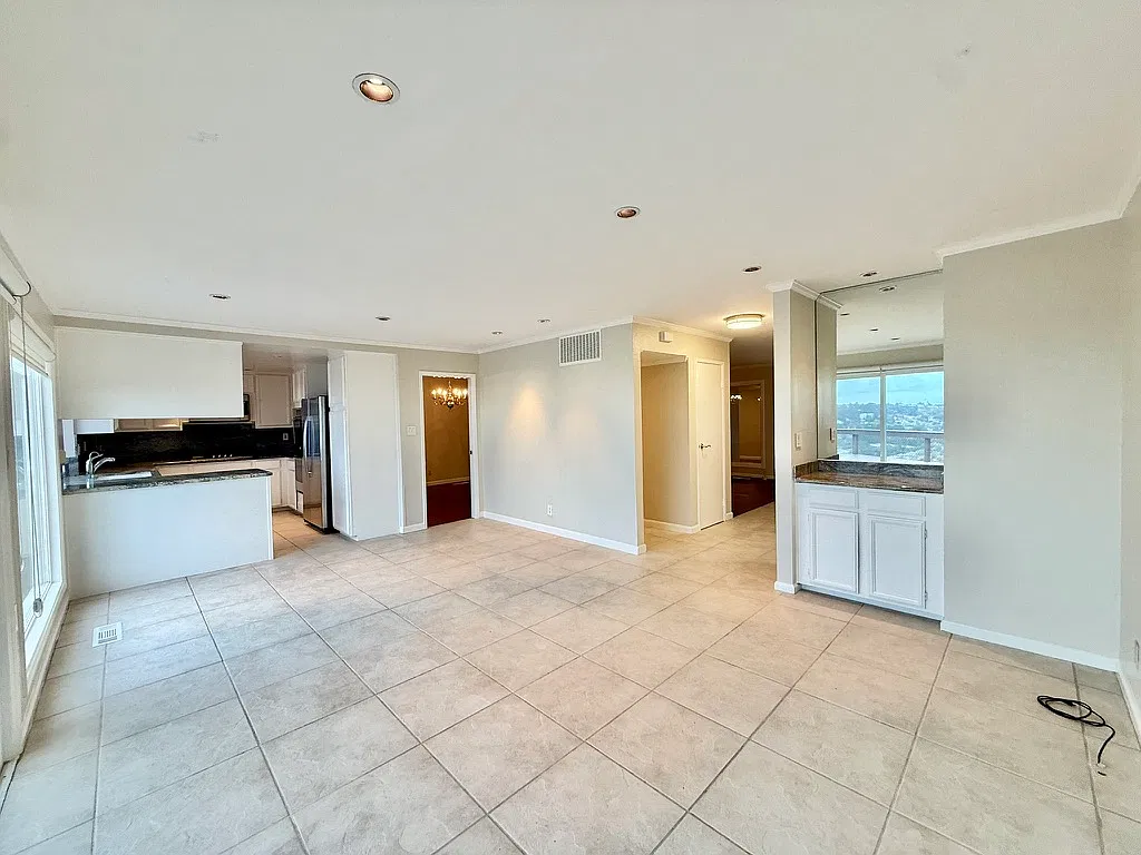 3 bed, 2.5 bath, 2500 sqft, $8,500 — Photo 3