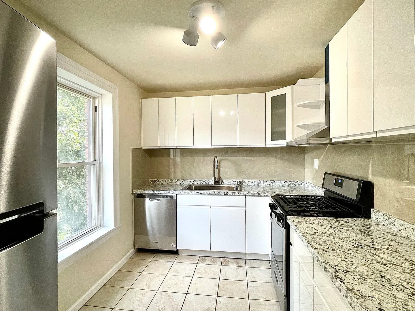 3 bed, 5000 sqft, $750 — Photo 2