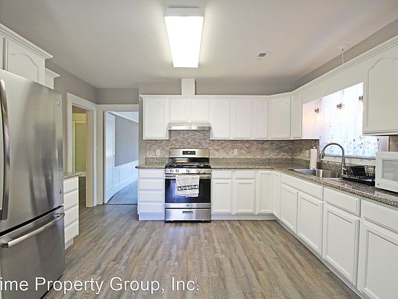 3rd image of 500 E 19th St
