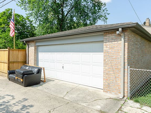 3rd image of 1827 N 77th Ct