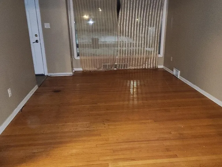 1049 Eastwood St — Photo 3