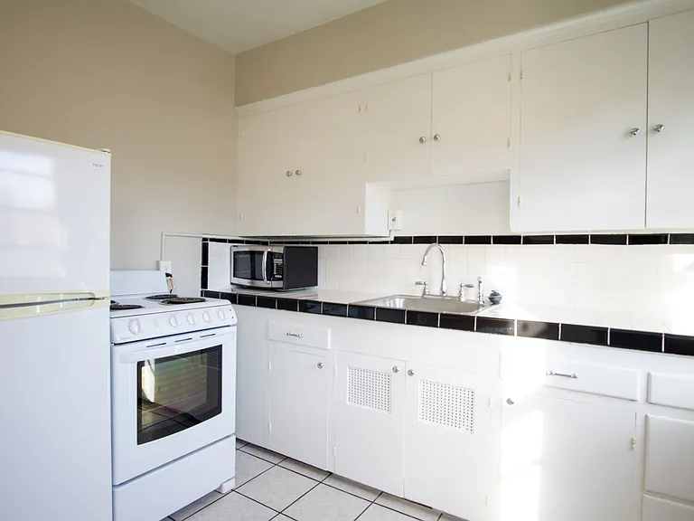 1946 NW Lovejoy St #3 — Photo 8