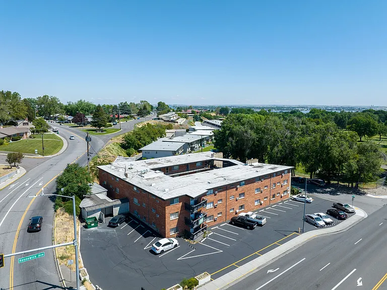 Dolphin Apartments: Leasing Specials! Great location in Kennewick — Photo 24