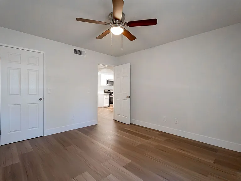 5158 S Jones Blvd #203 — Photo 8