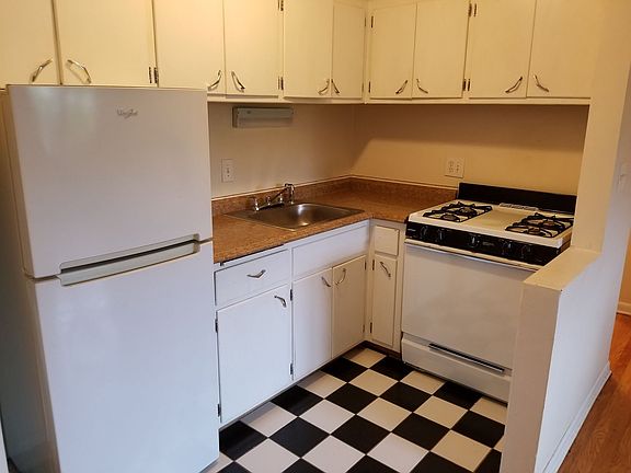 2nd image of 1579 N Farwell Ave APT 105