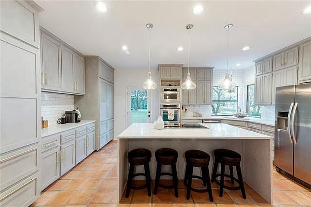 1st image of 46 Stillmeadow Dr