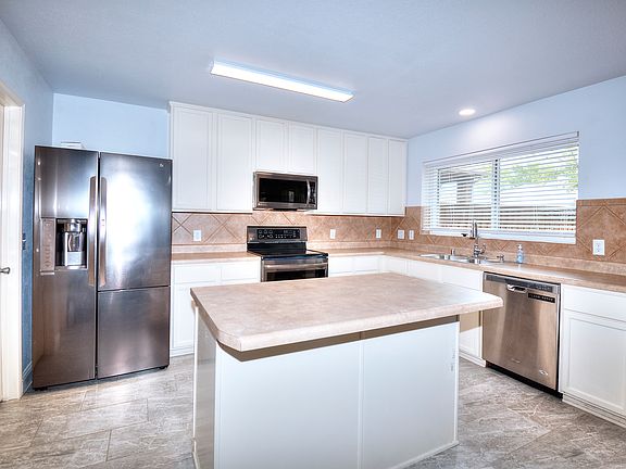 5th image of 3913 Plymouth Dr
