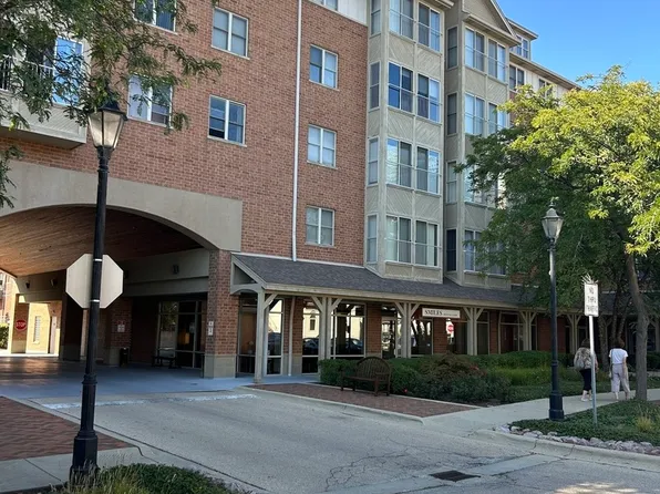 (undisclosed Address), Roselle, IL 60172