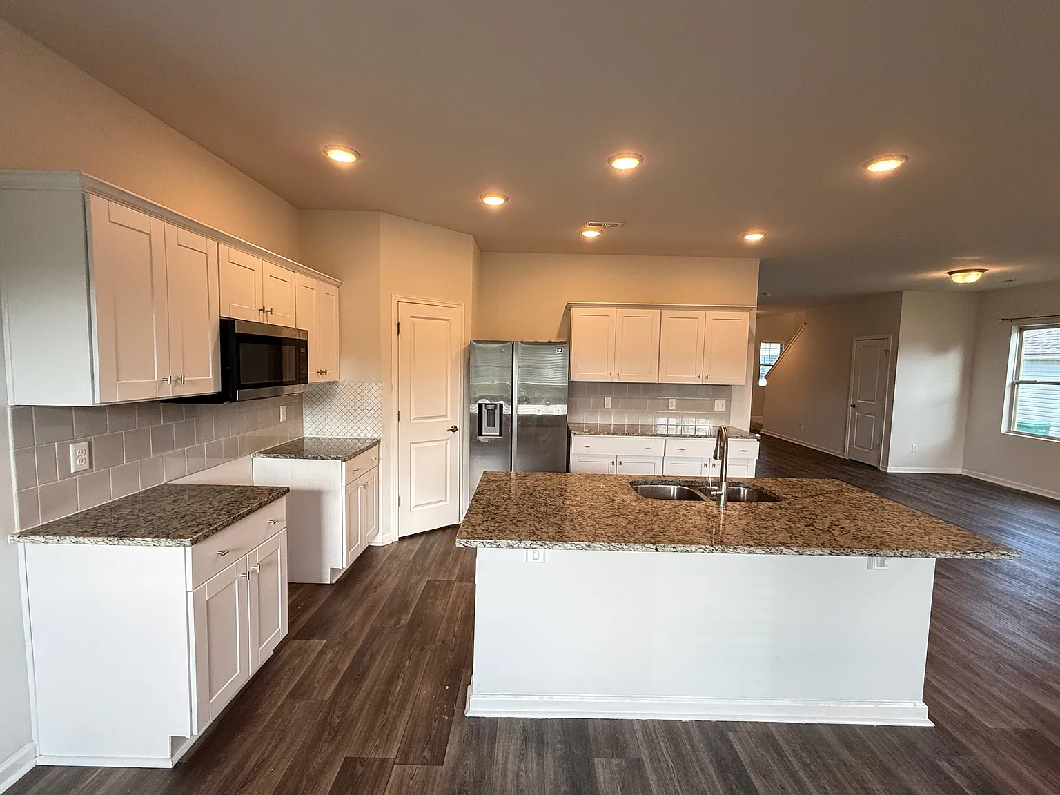 4 bed, 2.5 bath, 2396 sqft, $2,449 — Photo 4