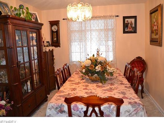 3rd image of 10740 Meadowbrook Dr