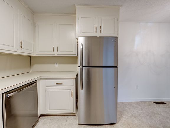 4th image of 54 Oak St #13